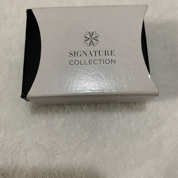 NWOT Avon NRO Blue and Gold Teardrop Necklace 16” - Picture 6 of 8